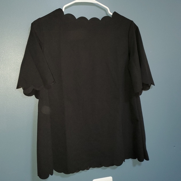 Black top with scalloped hem NEW XS - Picture 2 of 5